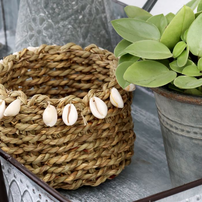 Korb geflochten mit Muscheln