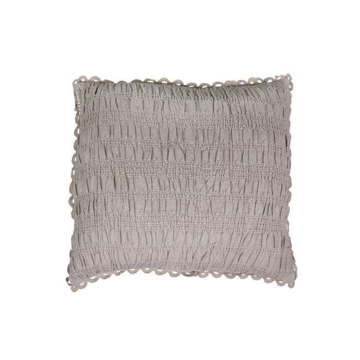 Cushion w. lace edge