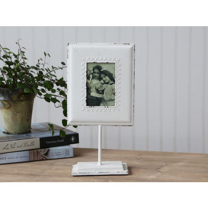 Frame on foot w. lace edge square