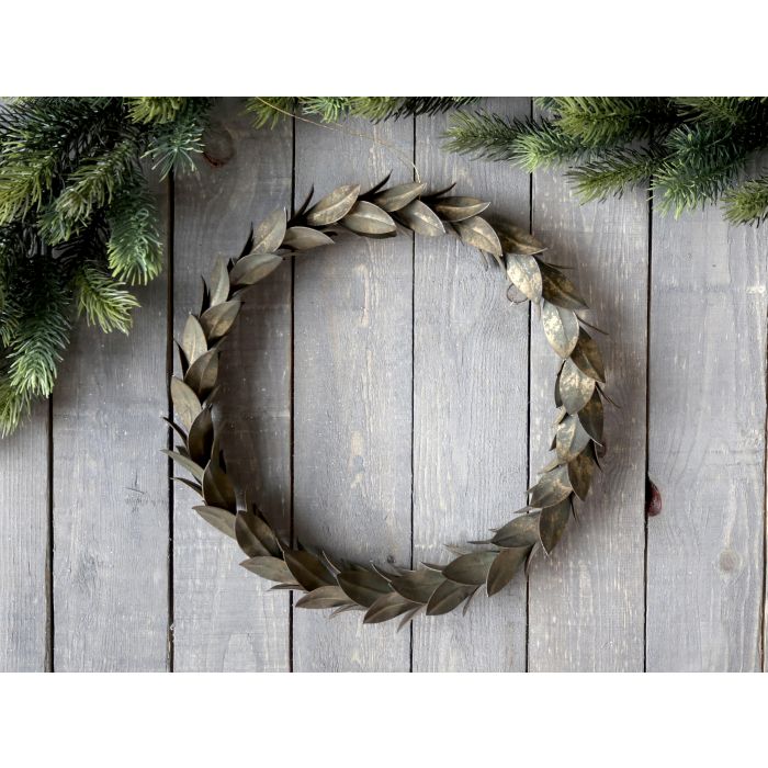 Wreath w. leaves for hanging