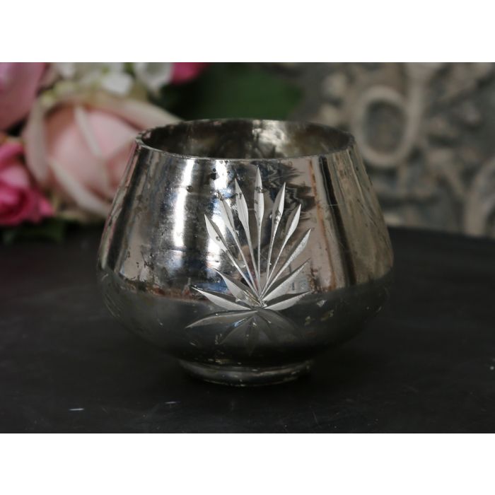 Tealight holder w. grindings