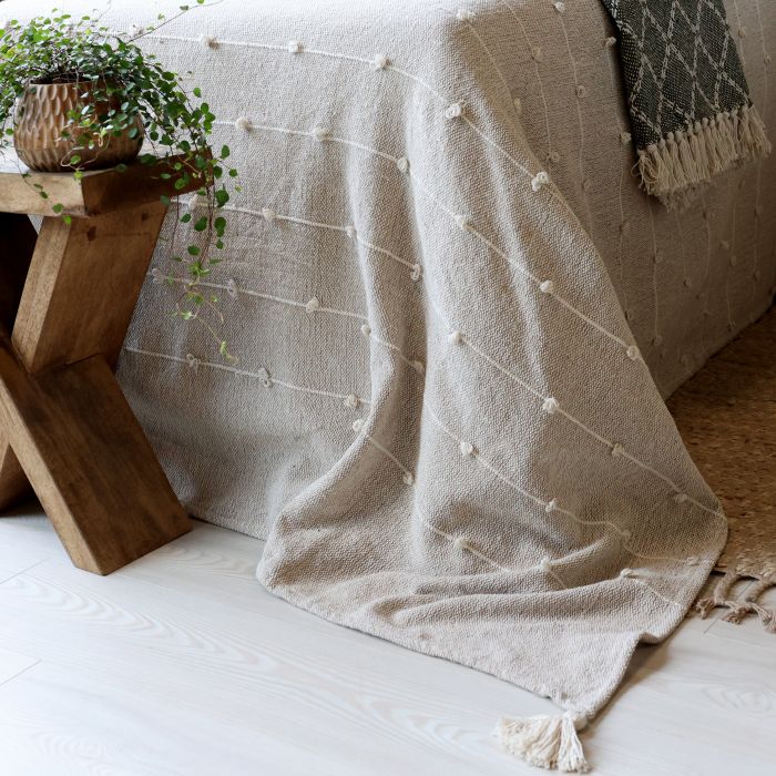 Aix Bedspread of surplus yarn