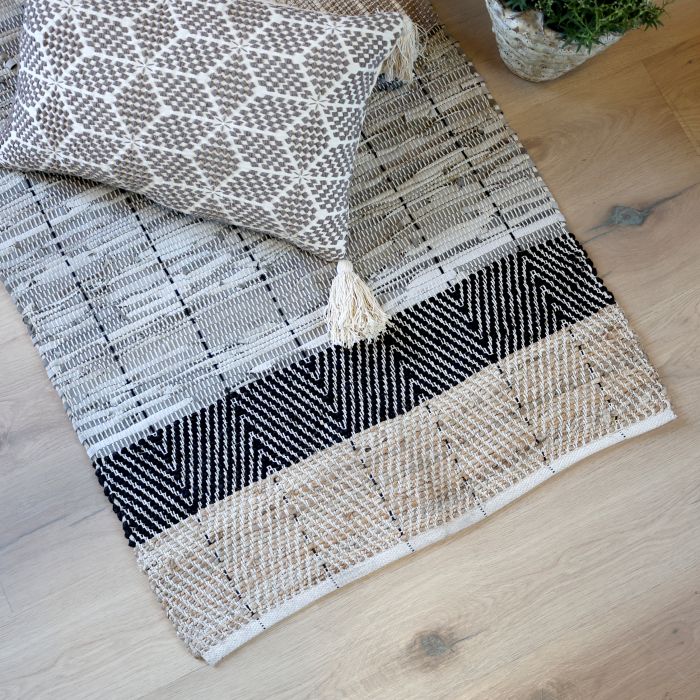 Tischläufer mit Streifen