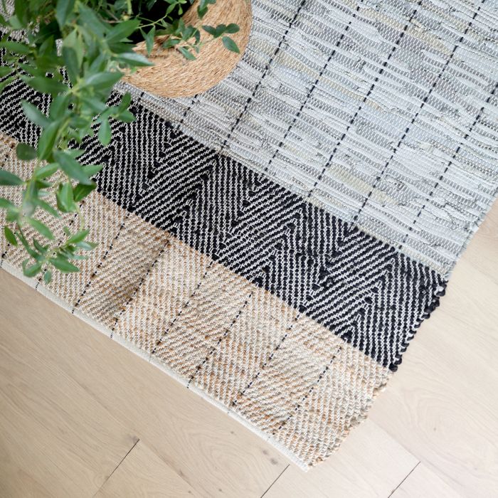 Teppich mit Streifen