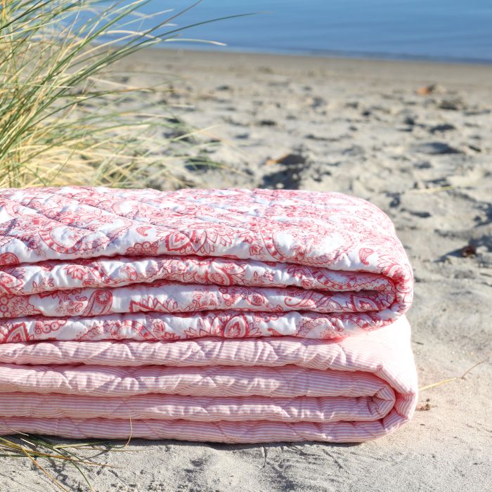 Aix Quilt w. paisley pattern