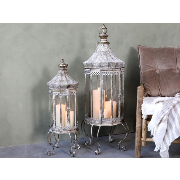 Vire Lantern on foot w. decor