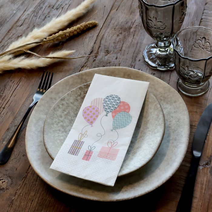 Serviette avec des ballons et des cadeaux
