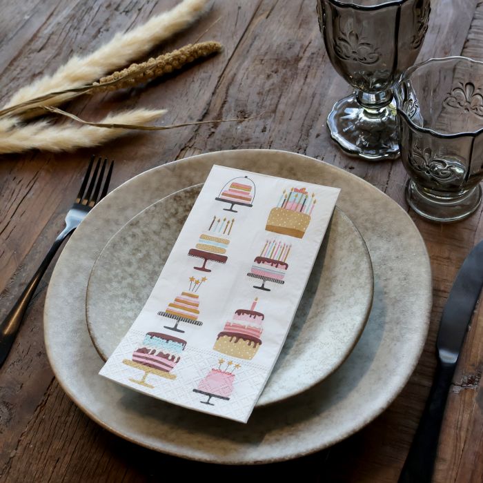 Serviette avec un gâteau d’anniversaire