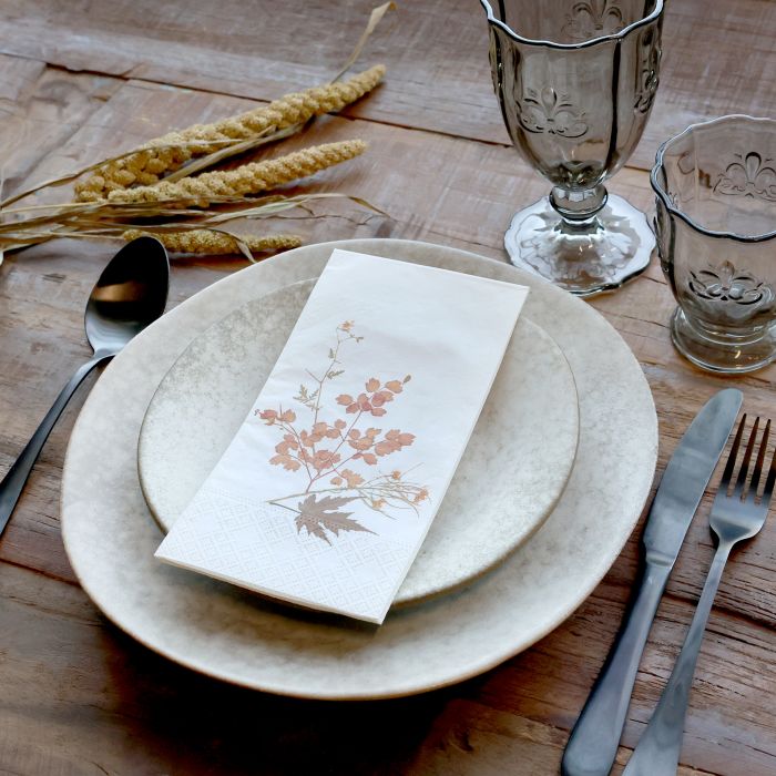 Serviette avec des branches et des feuilles