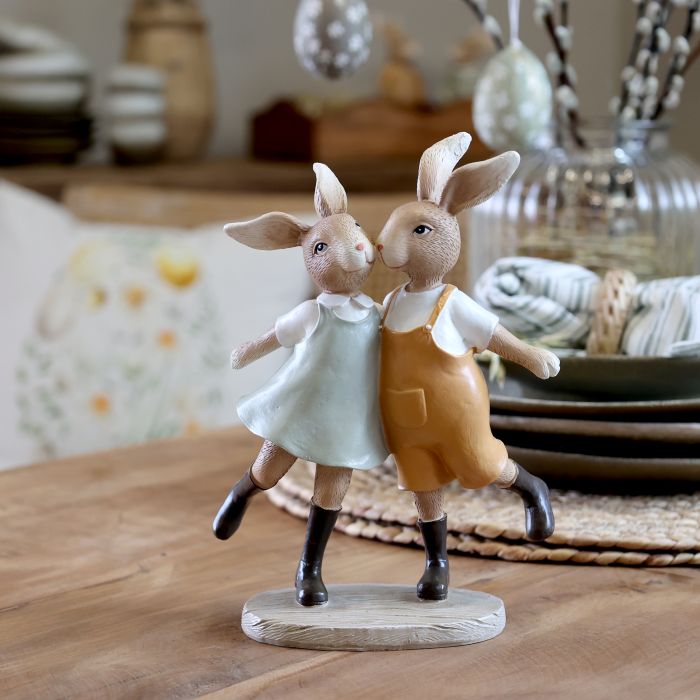 Kaninchen mit Kleid und Hose