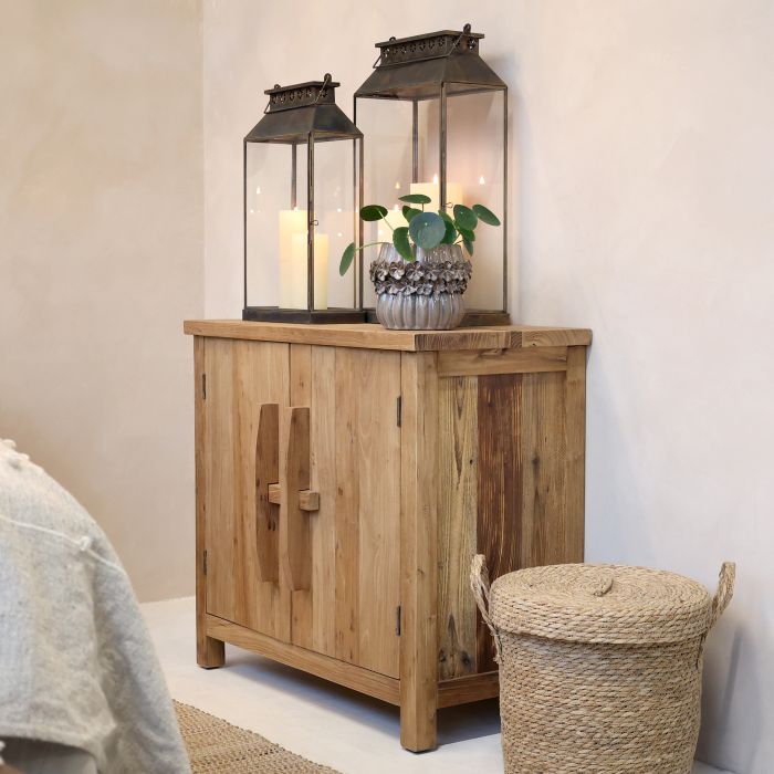 Cabinet w. 2 doors & shelves