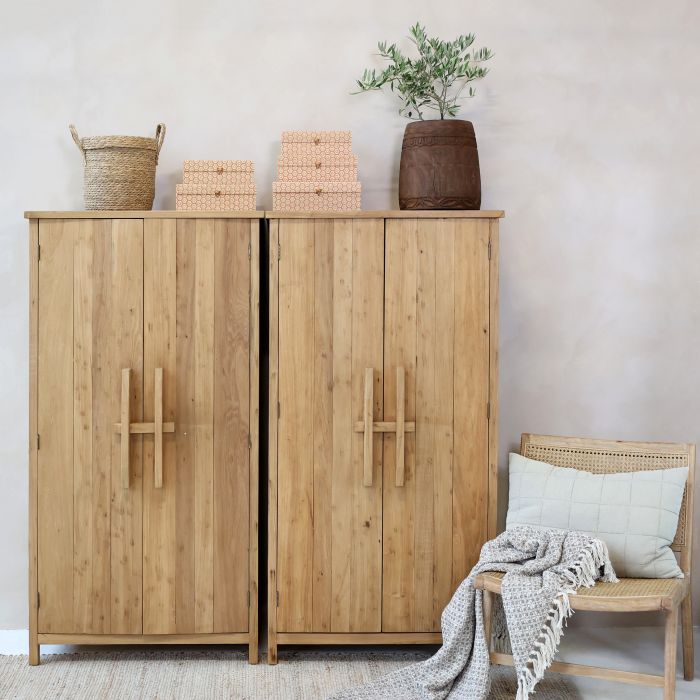 Cabinet w. 2 doors & shelves