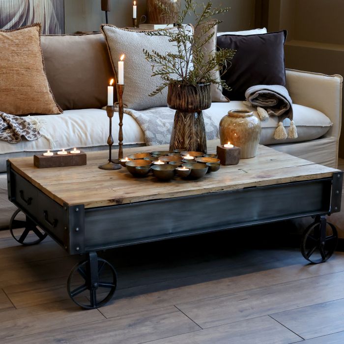 Coffee Table w. drawers