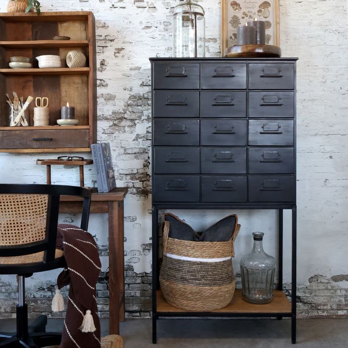 Chest of Drawers w. drawers & shelf