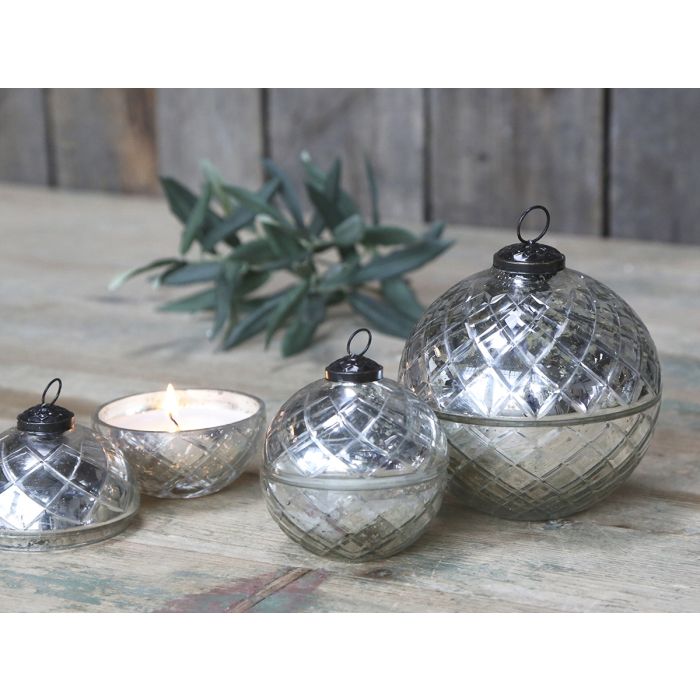 Weihnachtskugel aus Glas mit Kerze und Diamantschliff