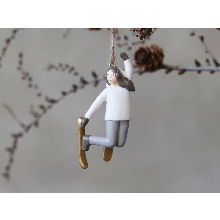 Fille sur des ski à suspendre