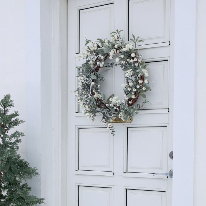 Kranz mit Beeren und Schnee