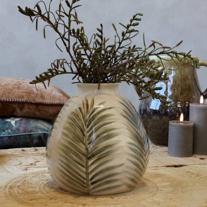 Vase w. leaf pattern