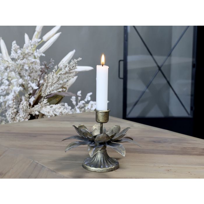 Candlestick on foot w. flower