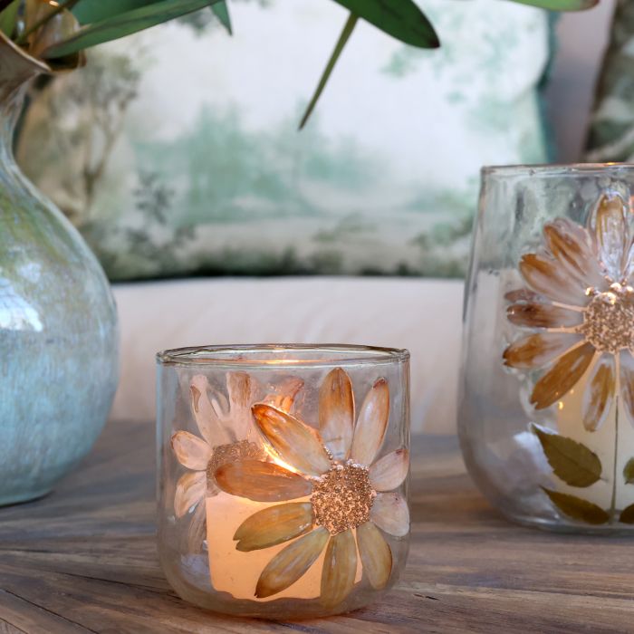 Hurricane w. décor of dried flowers