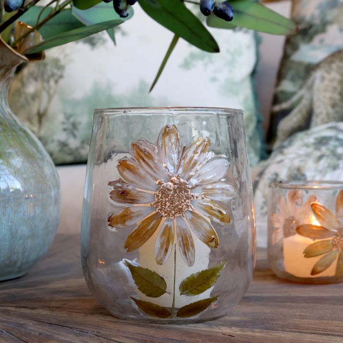 Hurricane w. décor of dried flowers